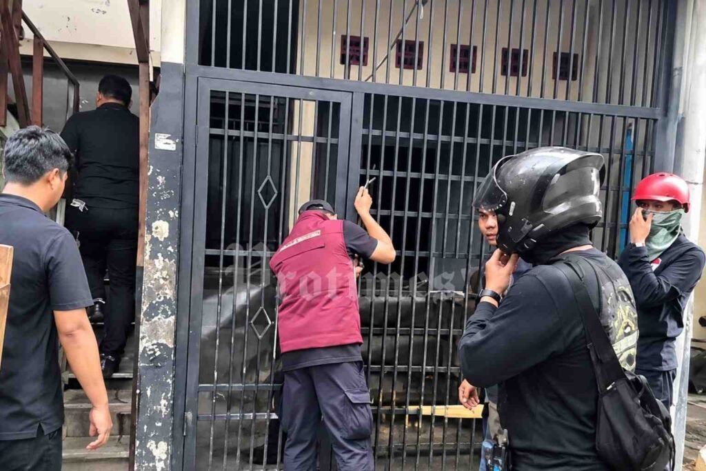Penggerebekan Kampung Boncos dan Kampung Ambon di Jakarta oleh tim gabungan dalam operasi pemberantasan narkotika.