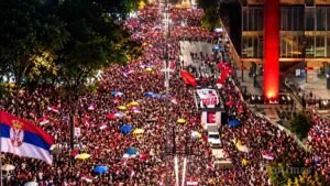 Warga Serbia merayakan kemenangan gerakan politik yang didukung mahasiswa setelah pemilu parlemen mengakhiri dominasi partai penguasa.