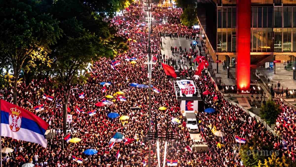 Warga Serbia merayakan kemenangan gerakan politik yang didukung mahasiswa setelah pemilu parlemen mengakhiri dominasi partai penguasa.