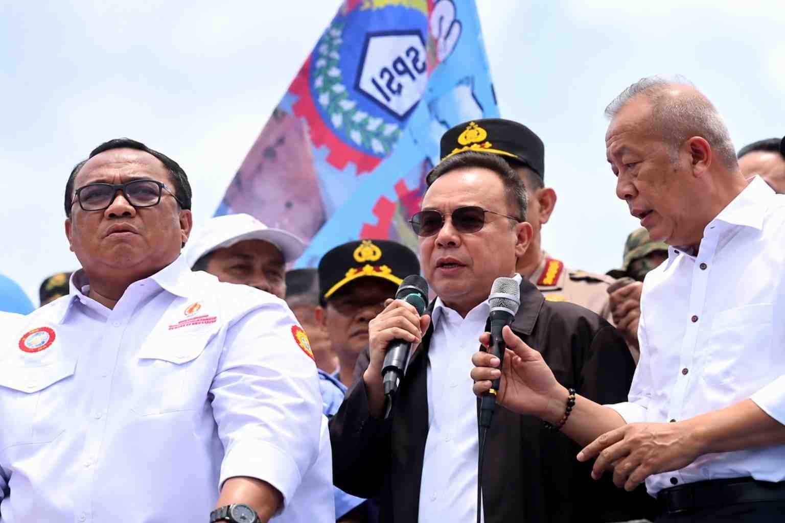 UU Pelindungan Ketenagakerjaan resmi disahkan DPR. Dasco dan Kapolri menemui massa buruh serta menyampaikan pernyataan terkait aksi unjuk rasa.