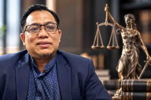 Iwan Saputra SH MH membahas fungsi hukum dalam filsafat hukum dan etika profesi.