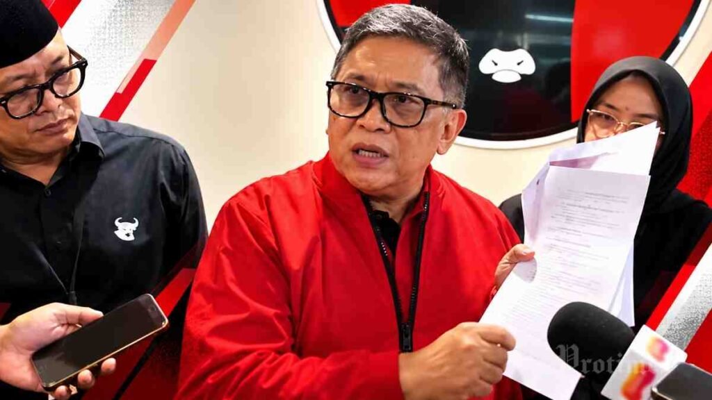 Hasto Kristiyanto menyoroti polemik ijazah Gibran dan dampaknya terhadap pemerintahan Prabowo.