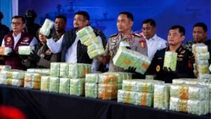 Petugas gabungan menunjukkan barang bukti dugaan penyelundupan 1,16 ton ketamin HCl dalam konferensi pers di Pelabuhan Belawan, Sumatera Utara, 23 Oktober 2026.