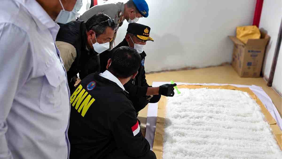 Kapolri Suyudi Ario Seto meninjau laboratorium narkotika ilegal di Pidie Aceh dengan barang bukti sabu cair dan sabu kristal.