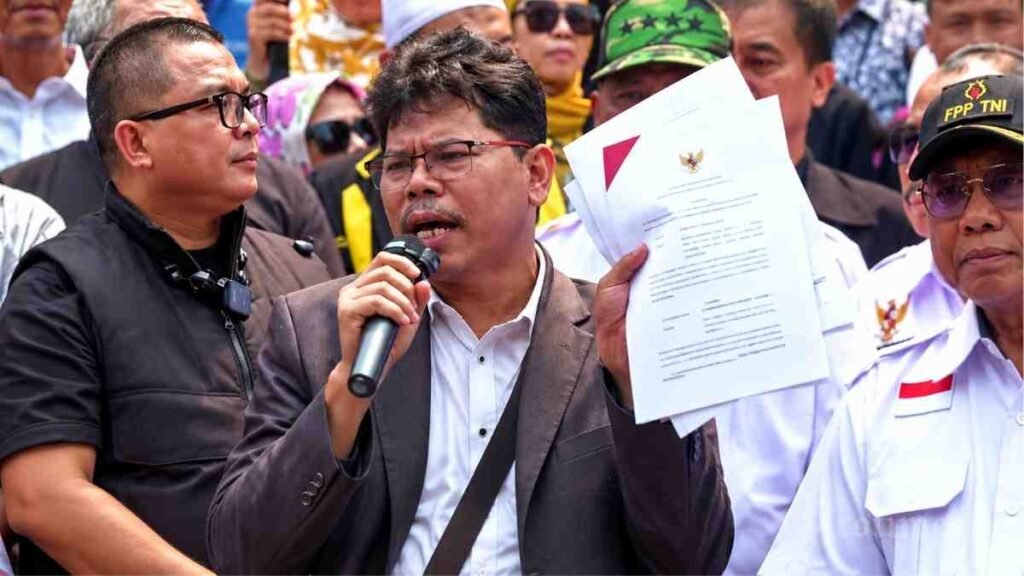 Gibran Rakabuming Raka menjadi sorotan dalam polemik ijazah dan desakan pengunduran diri serta wacana hak angket DPR.