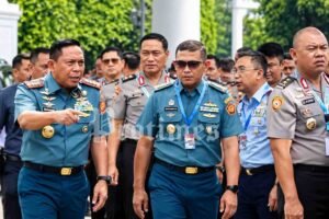Presiden Prabowo Subianto mengumpulkan sekitar 800 perwira TNI-Polri di Istana untuk memberikan taklimat terkait sinergi, pertahanan, keamanan, dan program strategis pemerintah.