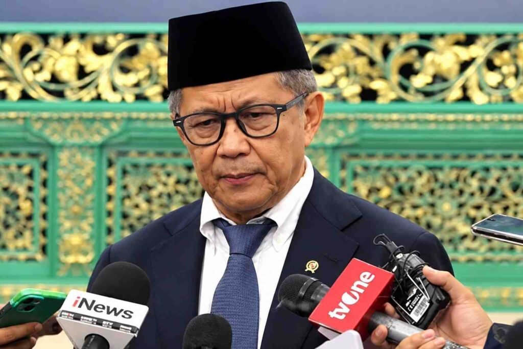 Rocky Gerung memberikan keterangan kepada awak media setelah dilantik sebagai anggota Wantimpres oleh Presiden Prabowo Subianto di Istana Negara Jakarta, 2 Oktober 2026.