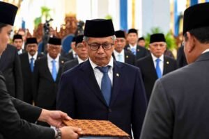 Presiden Prabowo Subianto melantik Rocky Gerung sebagai anggota Wantimpres di Istana Negara Jakarta pada 2 Oktober 2026.